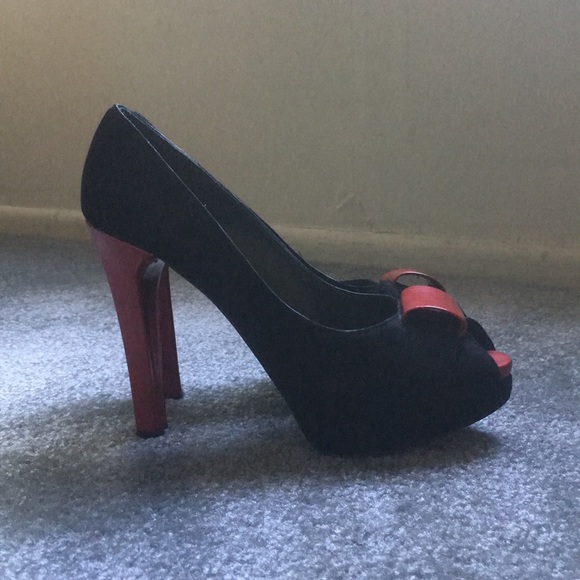 **STUART WEITZMAN PEEP TOE PUMPS** - Picture 3 of 5